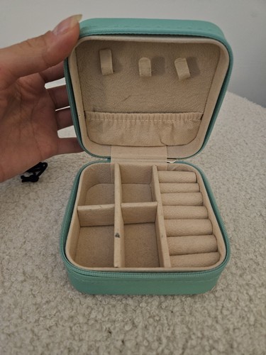 Portable jewellery box - portable,