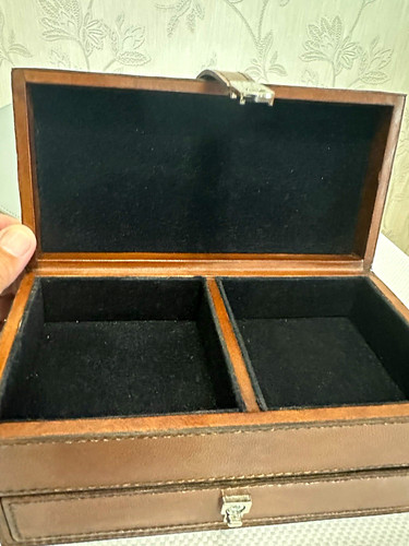 Brown leather jewellery - box, in